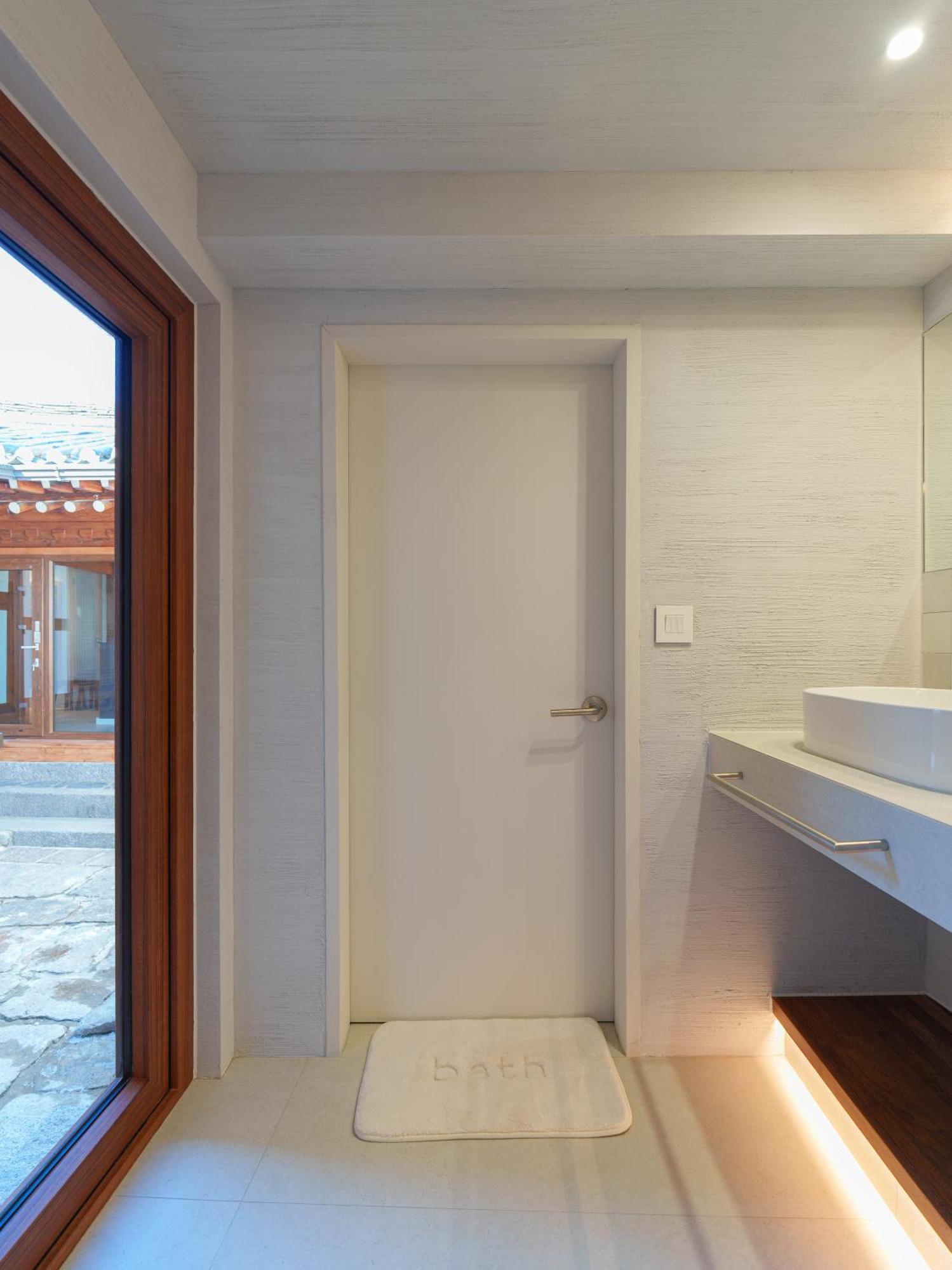 Bukchon Hanok - 'yul Jae' The Access Code Is Sent By Message 首尔