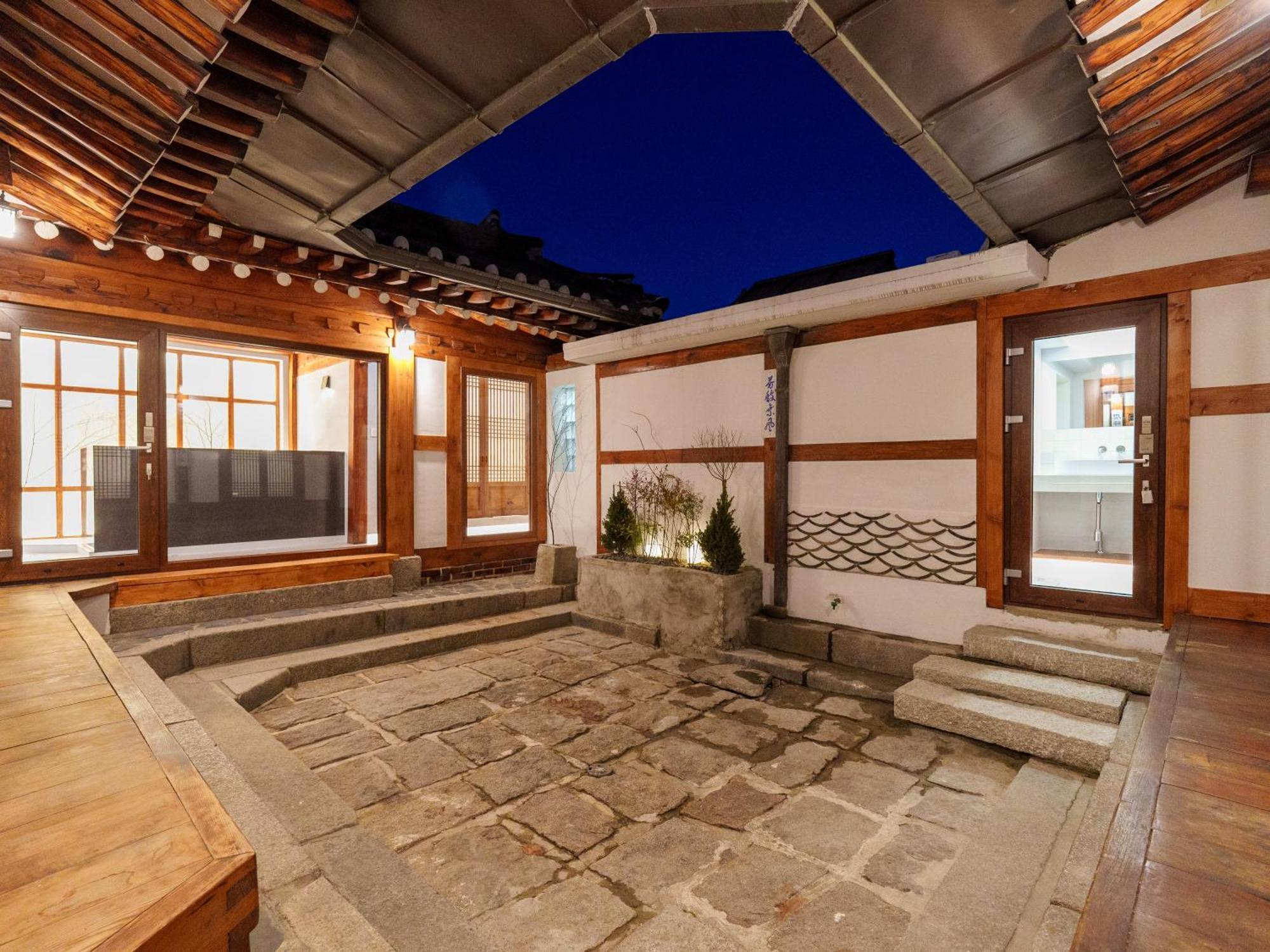 Bukchon Hanok - 'yul Jae' The Access Code Is Sent By Message 首尔