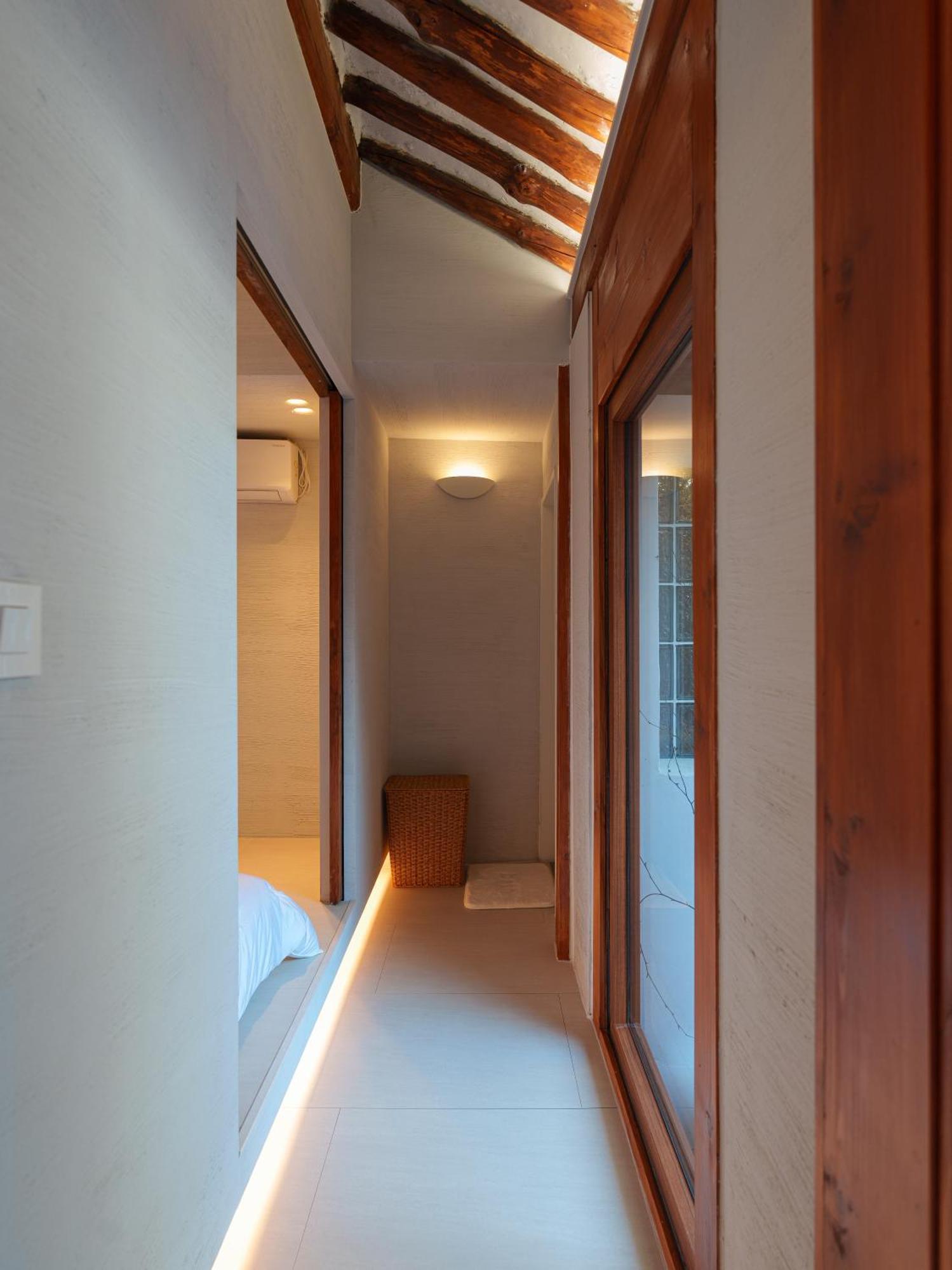 Bukchon Hanok - 'yul Jae' The Access Code Is Sent By Message * 首尔