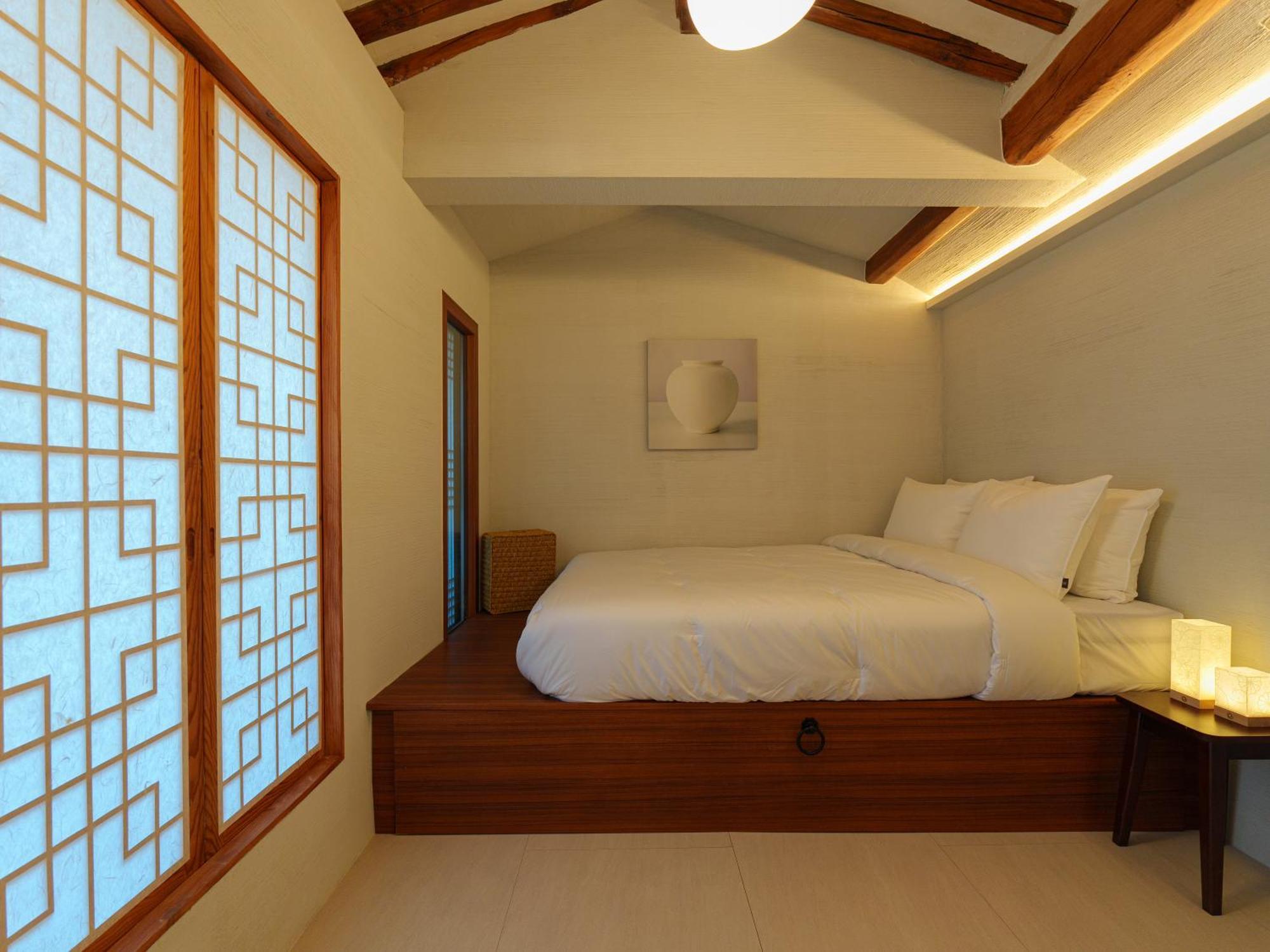 Bukchon Hanok - 'yul Jae' The Access Code Is Sent By Message * 首尔